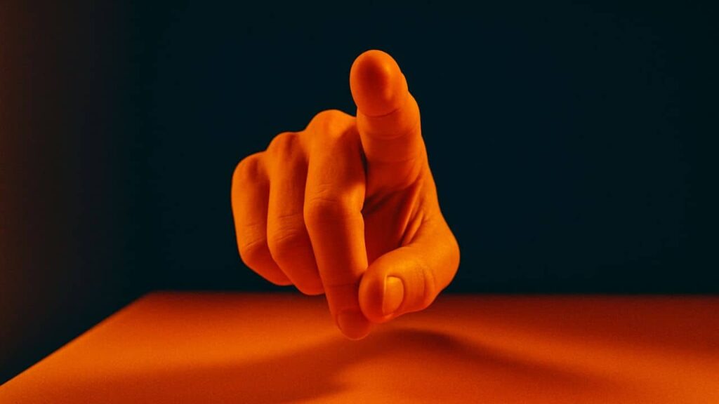 Eine Hand zeigt nach vorn – Metapher für Verantwortung und klare Entscheidungen im Umgang mit Künstlicher Intelligenz in Unternehmen.